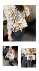 Détail du sac bandoulière blanc en similicuir avec un joli pendentif lapin gris