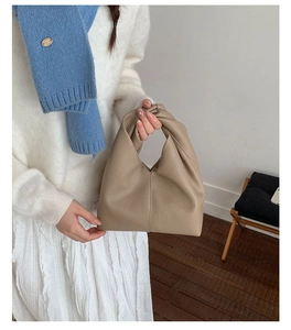 Détail du sac à bandoulière en cuir kaki avec poignée nouée au style chic