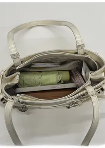 Vue intérieure du sac à main blanc crème montrant sa grande capacité pour le quotidien