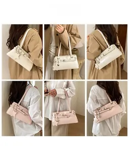 Vues détaillées des sacs à bandoulière beige et rose avec breloques étoiles et boucles en cuir