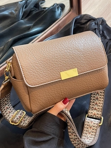 Retro braune Crossbody-Tasche aus Litschileder mit breitem gewebtem Ethno-Schultergurt