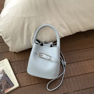 Detailansicht der hellblauen Eimer-Tasche aus Leder mit Litschimuster und Silberschnalle