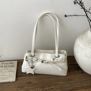 Détails du sac sous le bras vintage blanc avec breloque étoile sur fond minimaliste