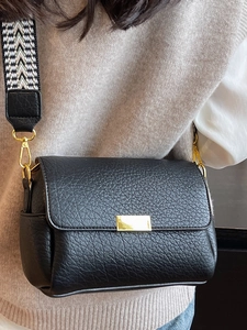 Retro schwarze Crossbody-Tasche aus Leder mit breitem Gurt und goldenem Verschluss