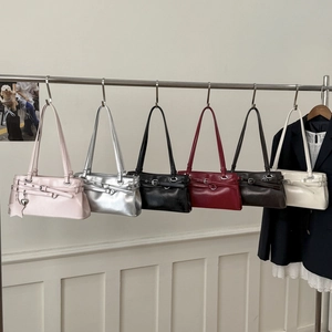 Détail de sacs sous le bras vintage colorés avec boucles métal et breloques étoile