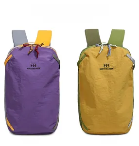 Zaino da viaggio leggero in nylon nei colori viola glicine e giallo ambra scuro