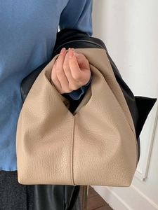 Sac à main beige en cuir grainé au design géométrique souple pour femme moderne