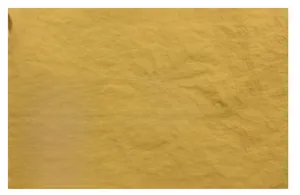 Dettaglio ravvicinato del tessuto giallo senape con ricamo nero E13 NORTHNANSEN sullo zaino