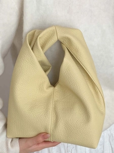 Sac à main minimaliste en cuir grainé crème avec poignée nouée pour le quotidien