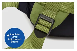 Dettaglio dello spallaccio regolabile in nylon verde con fibbia in plastica robusta