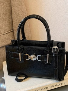 Sac carré élégant en cuir verni noir avec fermoir cœur argenté et bandoulière