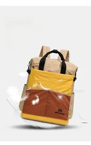 Détail d'un sac à dos color-block léger montrant le tissu en nylon résistant et le logo