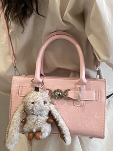 Sac bandoulière carré en similicuir rose avec boucle cœur et breloque lapin