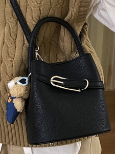 Schicke schwarze Bucket Bag mit Litschi-Muster, Metall-Pin-Schnalle und Bärenanhänger