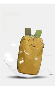 Dettaglio dello zaino in nylon giallo con spallacci verdi e piume per evidenziare la leggerezza
