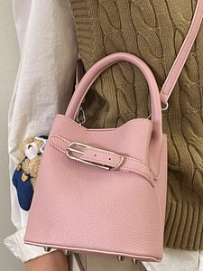 Rosafarbene Eimertasche aus Narbenleder mit Silberbeschlägen und Bären-Anhänger