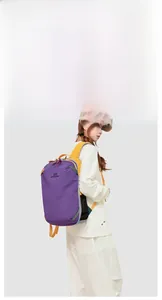 Dettaglio dello zaino outdoor con design color-block viola e giallo e tasca laterale