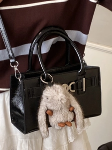 Sac bandoulière rétro noir brillant avec breloque lapin en peluche et poignées