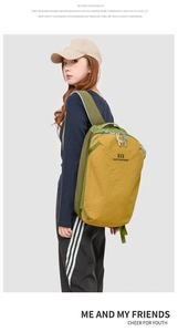 Dettaglio dello zaino da viaggio in nylon giallo e verde ad alta capacità con design a doppio strato