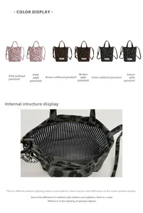Détails de l'intérieur du sac en toile léopard avec fermoir magnétique et doublure rayée