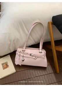Vue détaillée du sac à bandoulière vintage rose avec breloque étoile et boucles