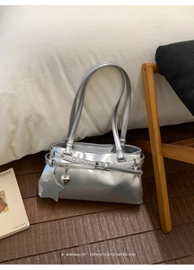 Détails du sac à main argenté métallisé avec breloques cœur et boucle de style Y2K