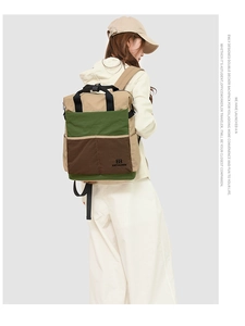 Vue détaillée du sac à dos imperméable tricolore kaki et vert pour voyage et loisirs