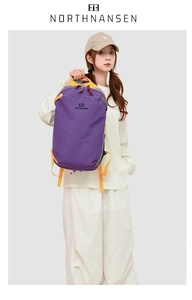 Dettaglio dello zaino in nylon viola impermeabile con spallacci gialli e logo a contrasto