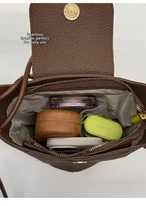 Vue intérieure du sac seau vintage avec doublure spacieuse et fermeture aimantée
