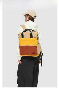 Détail d'un sac à dos en nylon avec poches en patchwork beige, jaune et rouge