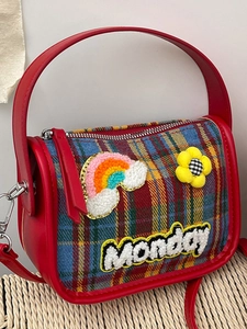 Retro-Karo-Umhängetasche mit rotem Lederbesatz und bunten Regenbogen-Sonnen-Patches