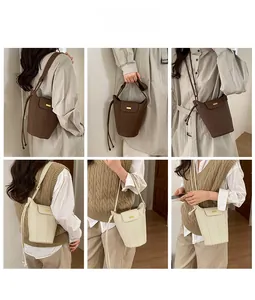 Détails des sacs seaux marron et blanc cassé en cuir mat avec cordon et boucle dorée
