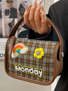 Retro-Mini-Handtasche mit Karomuster, Stickerei und Lederbesatz von Model gehalten