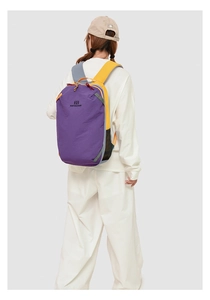 Vista posteriore dello zaino outdoor viola e giallo con logo e spallacci