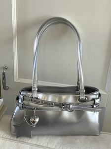 Sac Sous le Bras Rétro en Cuir PU pour Femmes Pendentif Étoile Coeur Oeillets Métalliques Boucle Sac à Épaule Chic Décontracté