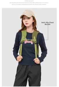 Dettaglio della fibbia pettorale antiscivolo su uno zaino outdoor verde casual