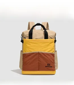 Détail du sac à dos en nylon imperméable avec un design élégant de blocs de couleurs
