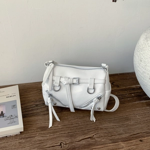 Detailansicht weiße PU-Leder Kissen-Tasche mit Metallschnallen und Reißverschlüssen