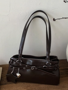 Sac à épaule rétro en similicuir marron foncé avec œillets punk et breloques étoile