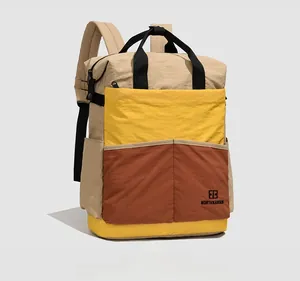 Détail du sac à dos en nylon kaki, jaune et rouge avec poches à rabat sur le devant