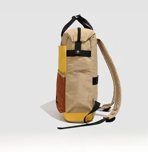 Vue latérale du sac à dos en nylon multicolore montrant le corps kaki et poches colorées