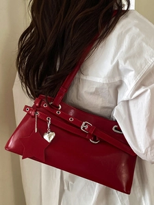 Sac à épaule vintage en cuir verni bordeaux avec d'élégants charms cœur et étoile
