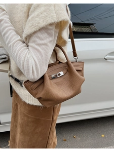 Vue détaillée du sac seau en cuir marron caramel avec boucle métallique argentée