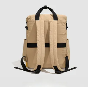 Vue arrière du sac à dos de voyage en nylon kaki avec sangles noires et détails jaunes