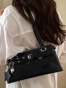 Sac bandoulière rétro noir avec œillets argentés et pendentif cœur style punk