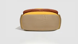 Vue détaillée du fond rembourré et du design color-block de ce sac à dos moderne