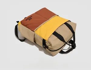 Détail du sac à dos léger en nylon color-block avec le logo de la marque NORTHNANSEN