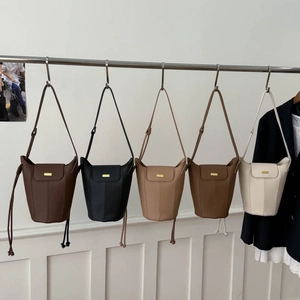 Sac seau minimaliste en cuir mat en cinq couleurs avec fines bandoulières