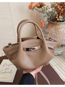 Vue détaillée du sac seau en cuir grainé marron avec fermoir métallique argenté élégant