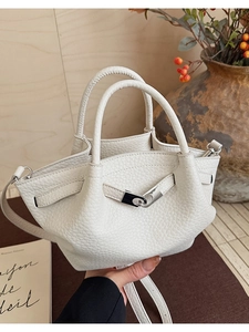 Détails du sac seau blanc en cuir litchi avec fermoir métallique et poignées rondes doubles